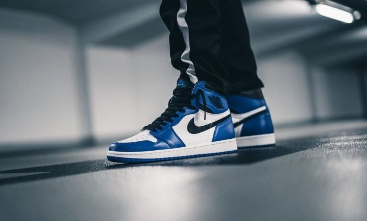 AIR JORDAN 1 RETRO HIGH OG "SHADOW" Blue\White